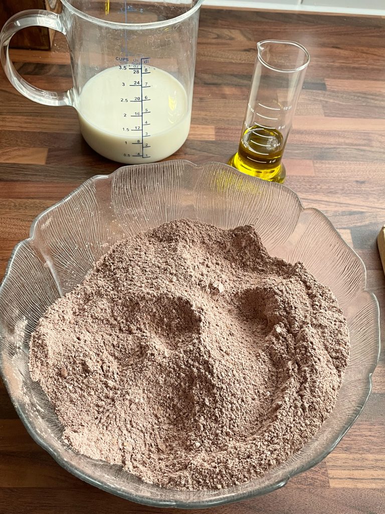 Mix the cocoa, the flour, the sugar and the baking powder